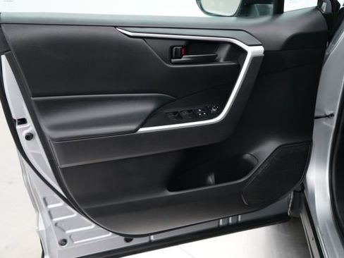 Used 2022 Toyota RAV4 LE image 9