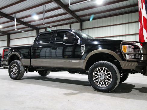 Used 2017 Ford F250 King Ranch w/ FX4 Off-Road Package AWD/4WD image 15