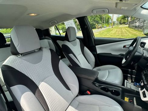 Used 2017 Toyota Prius Two w/ Prius Two Safety Plus Package FWD image 27