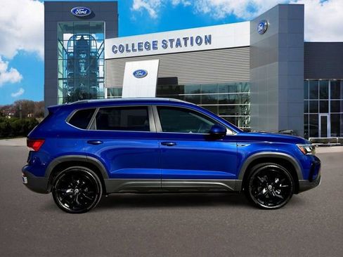 Used 2024 Volkswagen Taos SE w/ Panoramic Sunroof Package image 5