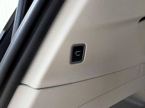 Used 2024 Chrysler Pacifica Touring-L FWD image 7