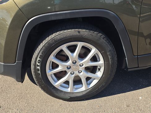 Used 2016 Jeep Cherokee Latitude w/ Cold Weather Group image 35