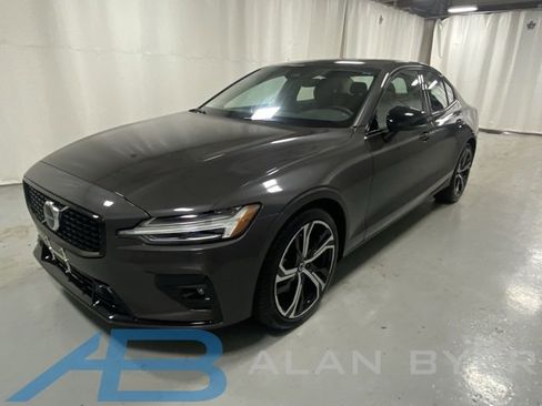 Used 2025 Volvo S60 B5 Core image 1