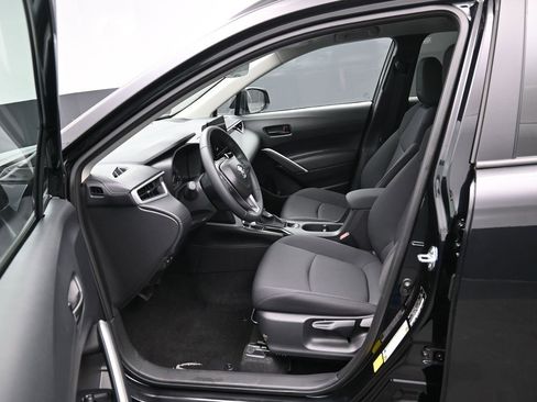 Certified 2025 Toyota Corolla Cross LE image 9