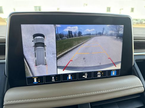 Used 2021 Chevrolet Suburban Premier w/ Premium Package image 21