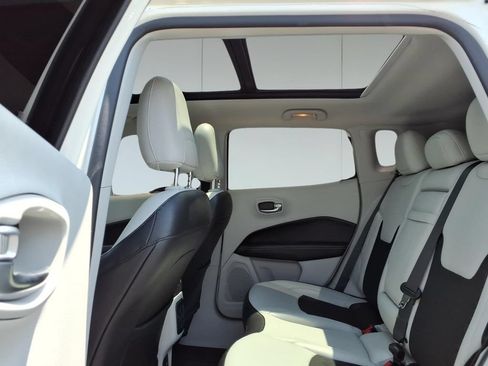 Used 2019 Jeep Compass Latitude FWD image 11