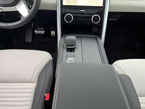 Certified 2025 Land Rover Discovery Dynamic SE image 17