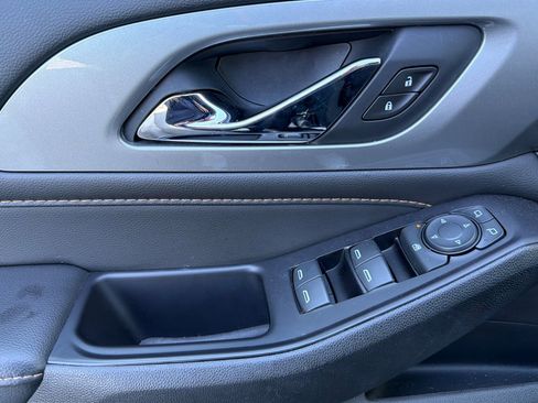 Used 2020 Chevrolet Traverse LS image 12
