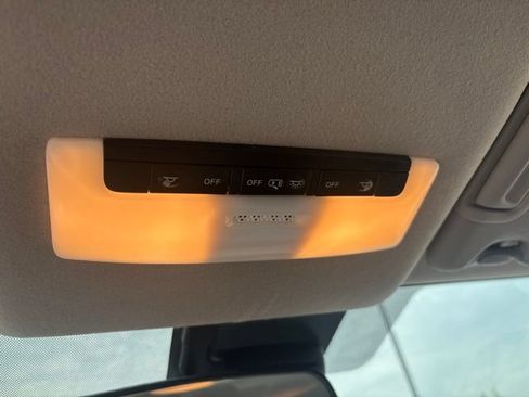 Used 2025 Nissan Versa SV FWD image 33