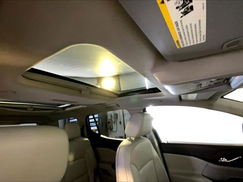 Used 2018 GMC Acadia SLT image 13