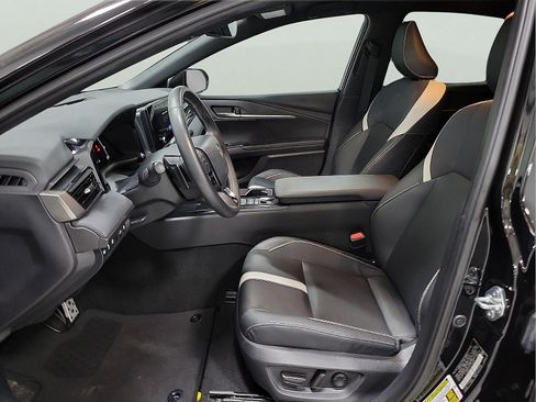 Used 2025 Toyota Camry SE w/ Convenience Package FWD image 11