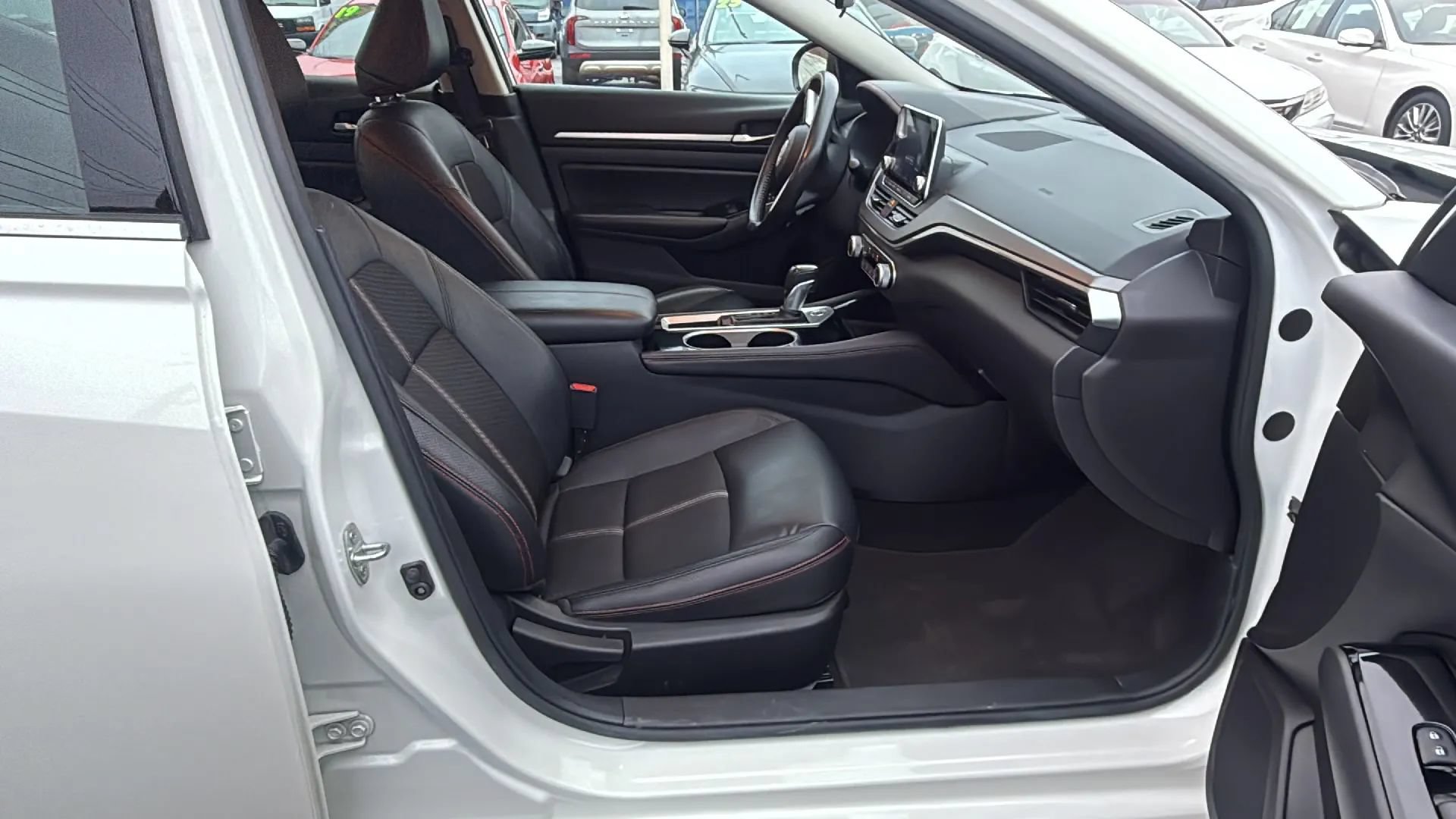 Used 2024 Nissan Altima 2.5 SR FWD image 8