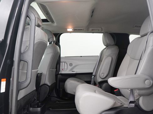 Used 2025 Toyota Sienna XLE image 19