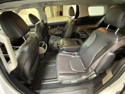 Used 2025 Kia Carnival FWD image 23