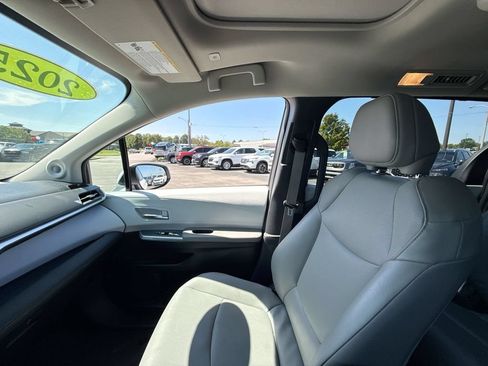 Used 2025 Toyota Sienna XLE w/ XLE Plus Package AWD/4WD image 33