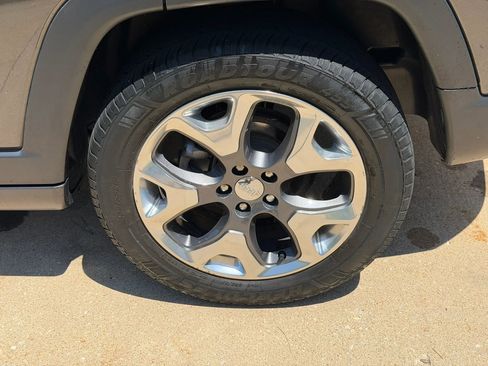 Used 2020 Jeep Compass Latitude FWD image 10