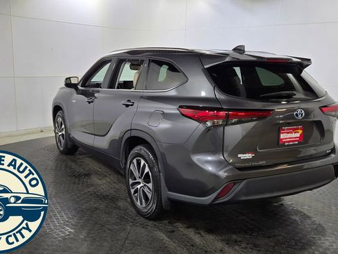 Used 2021 Toyota Highlander XLE image 7