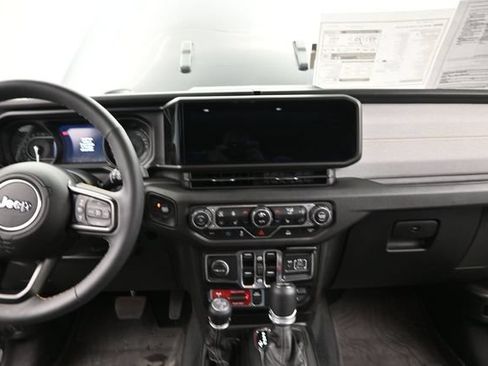 Used 2024 Jeep Wrangler Unlimited AWD/4WD image 23