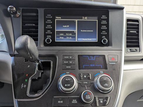 Used 2018 Toyota Sienna L FWD image 18