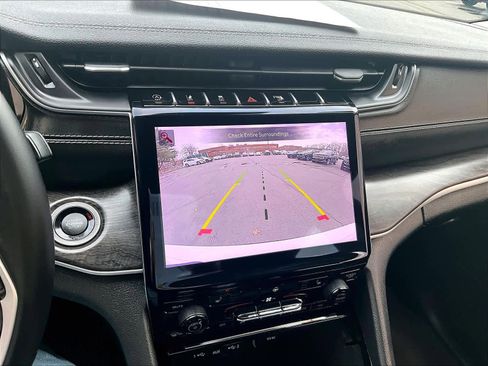 Used 2022 Jeep Grand Cherokee L Limited image 19