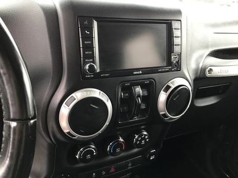 Used 2018 Jeep Wrangler Unlimited Sahara image 7