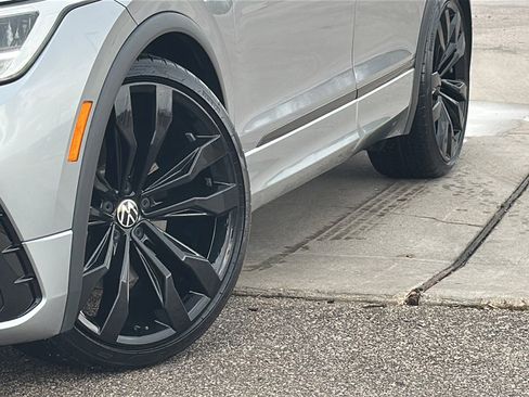 Used 2023 Volkswagen Tiguan SE R-Line image 3