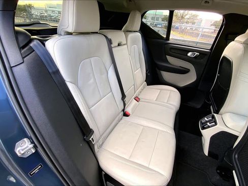 Used 2021 Volvo XC40 T5 Momentum w/ Premium Package image 18