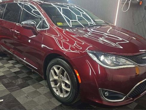 Used 2018 Chrysler Pacifica Limited FWD image 17