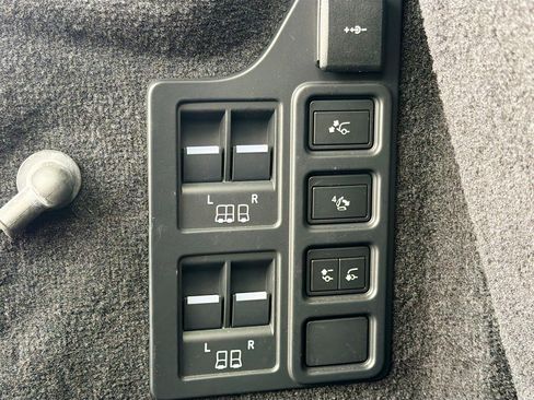 Used 2023 Land Rover Discovery Metropolitan Edition image 12