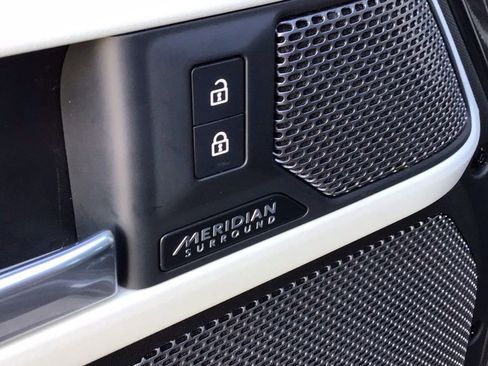 Used 2023 Land Rover Defender 90 SE image 18