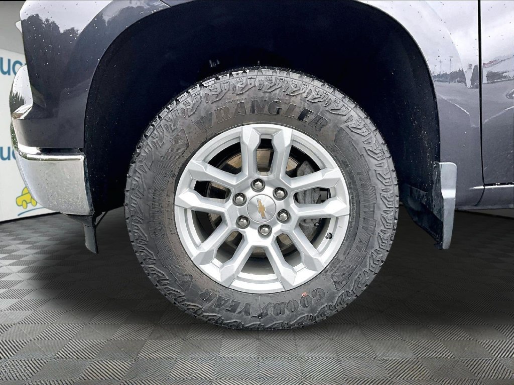 Used 2024 Chevrolet Silverado 1500 LT AWD/4WD image 7