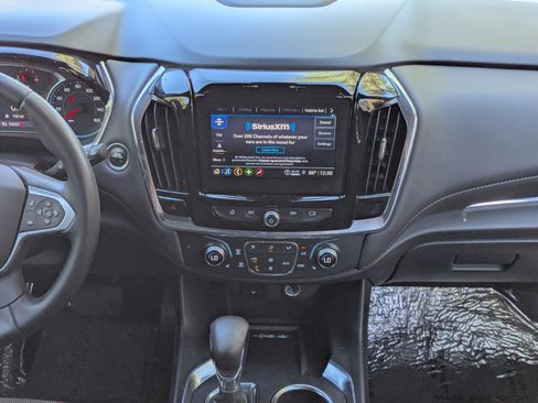 Used 2023 Chevrolet Traverse LT image 14