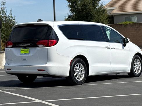 Used 2022 Chrysler Voyager LX FWD image 11