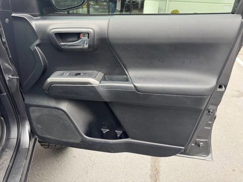 Used 2018 Toyota Tacoma TRD Off-Road w/ Technology Package image 16