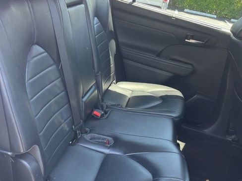 Used 2022 Toyota Highlander XLE FWD image 13