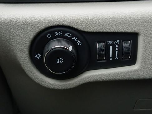 Used 2024 Chrysler Pacifica Touring-L image 12