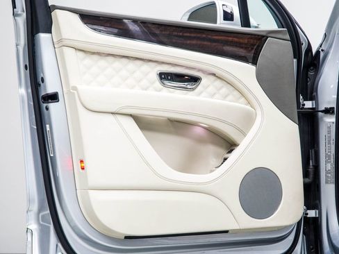 Used 2021 Bentley Bentayga image 44