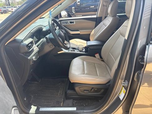 Used 2022 Ford Explorer Limited w/ Equipment Group 301A RWD image 6