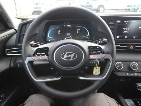 Used 2024 Hyundai Elantra SE FWD image 12