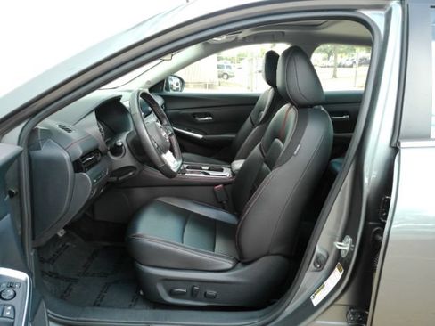 Used 2025 Nissan Sentra SR w/ SR Premium Package FWD image 12