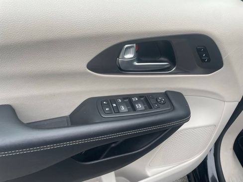 Used 2023 Chrysler Pacifica Touring-L FWD image 11
