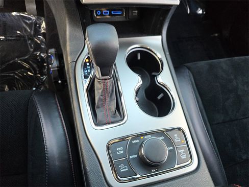 Used 2017 Jeep Grand Cherokee Trailhawk w/ Trailhawk Luxury Group image 32