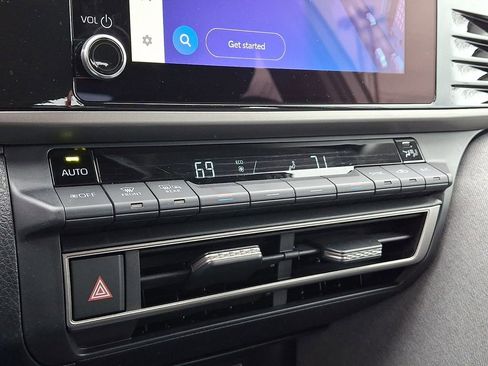 Used 2025 Toyota Camry LE w/ Convenience Package image 17