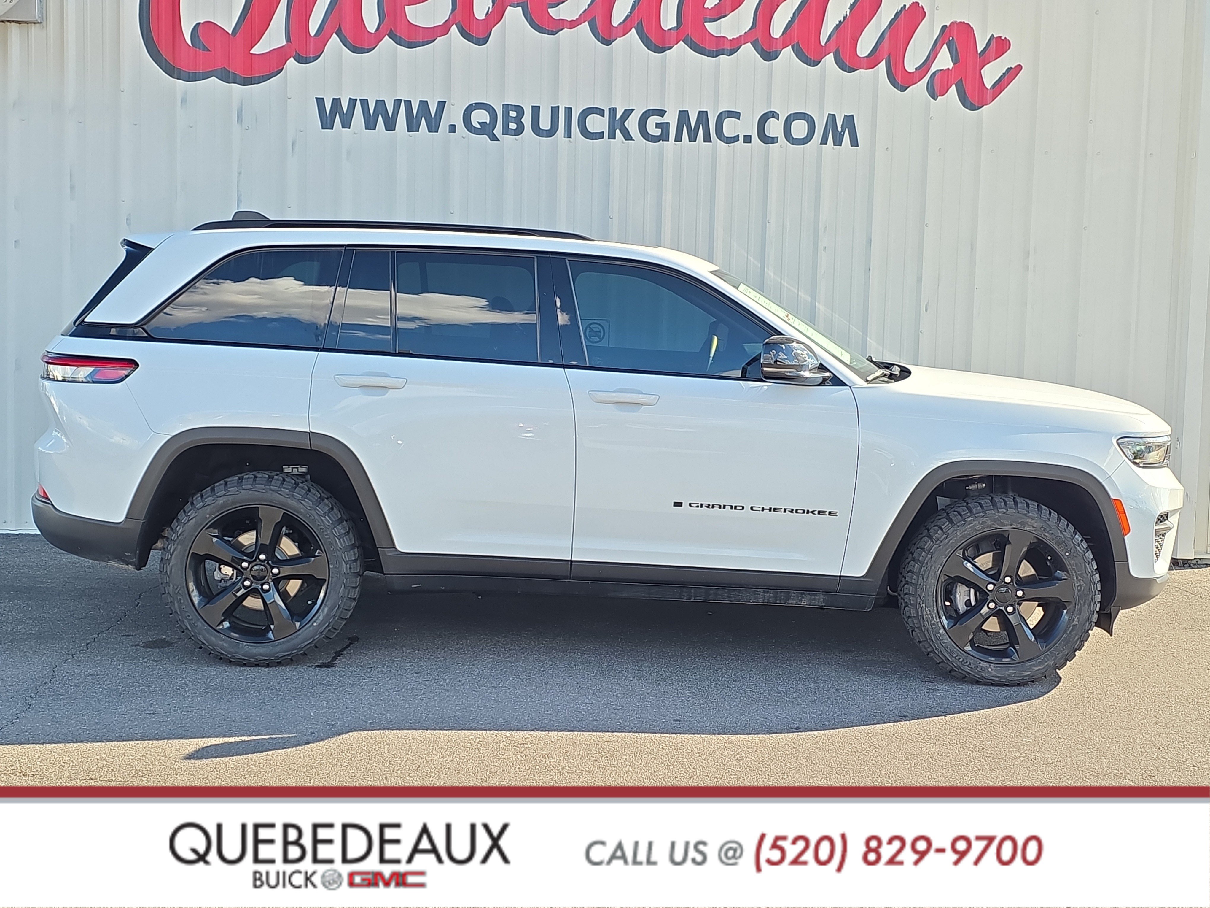 Used 2023 Jeep Grand Cherokee Altitude AWD/4WD image 10