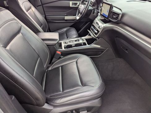 Used 2022 Ford Explorer XLT w/ Equipment Group 202A image 30