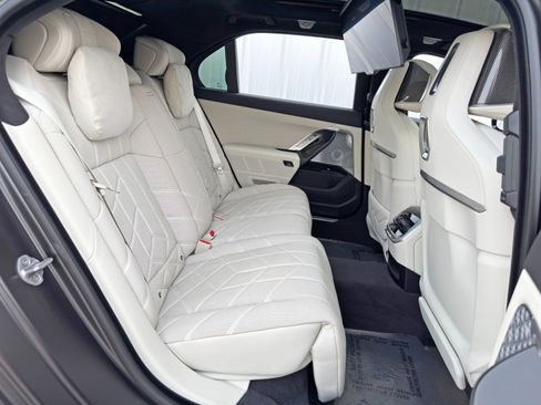 Used 2023 BMW i7 xDrive60 image 45