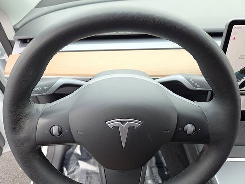 Used 2021 Tesla Model Y Long Range image 19