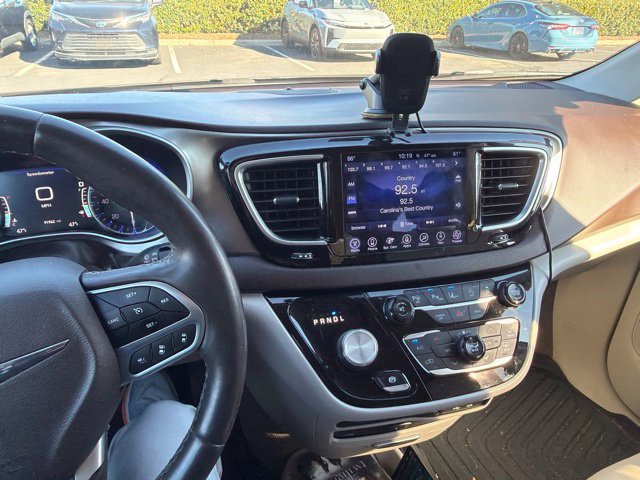 Used 2017 Chrysler Pacifica Touring-L Plus FWD image 12