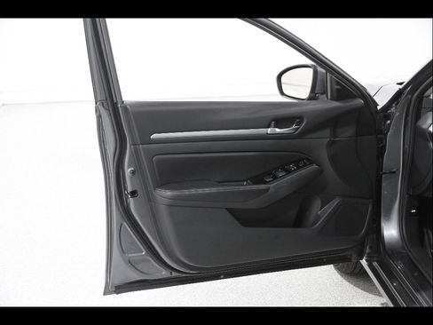Used 2023 Nissan Altima 2.5 SV FWD image 4
