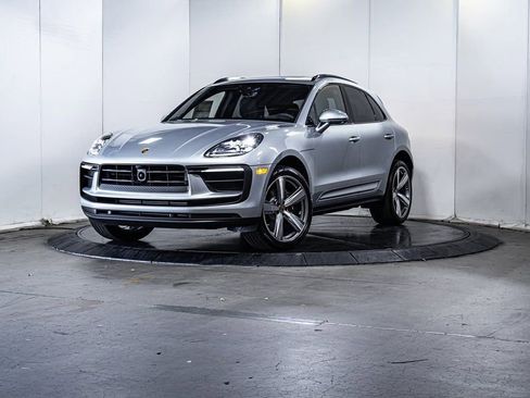 Certified 2025 Porsche Macan image 1
